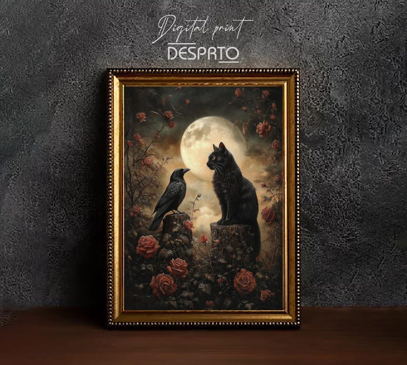 Peut inclure: Impression num&eacute;rique encadr&eacute;e repr&eacute;sentant un chat noir et un corbeau sous la pleine lune, entour&eacute;s de roses. L'&oelig;uvre a une esth&eacute;tique vintage avec le texte "Digital print DESPRTO". Le cadre est dor&eacute;.