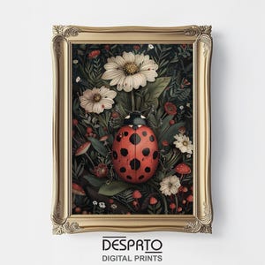 Op de afbeelding: Een ingelijste illustratie van een lieveheersbeestje met zwarte stippen op een rode schil, omringd door witte bloemen en rode paddenstoelen op een donkergroene achtergrond.