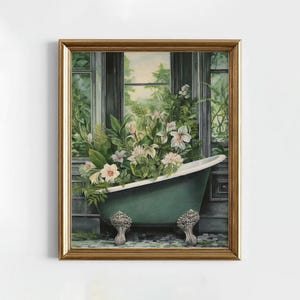 Op de afbeelding: Een ingelijst kunstwerk toont een teal-kleurige badkuip met klauwpoten, gevuld met witte en roze bloemen en weelderig groen. De achtergrond toont een raam met uitzicht op een tuin. Het kunstwerk is in een goudkleurige lijst.