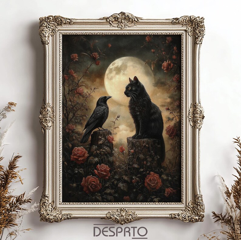 Peut inclure: Une &oelig;uvre d'art encadr&eacute;e repr&eacute;sentant un chat noir et un corbeau perch&eacute;s sur des souches d'arbres, sur fond de pleine lune et de roses. L'&oelig;uvre est dans un cadre orn&eacute; avec le mot "DESPRTO" en bas.