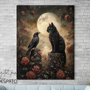 Peut inclure: Impression num&eacute;rique repr&eacute;sentant un chat noir et un corbeau perch&eacute;s sur des souches d'arbres, avec une pleine lune et des roses en arri&egrave;re-plan. L'&oelig;uvre a une esth&eacute;tique gothique vintage avec une palette de couleurs sombre et sombre.