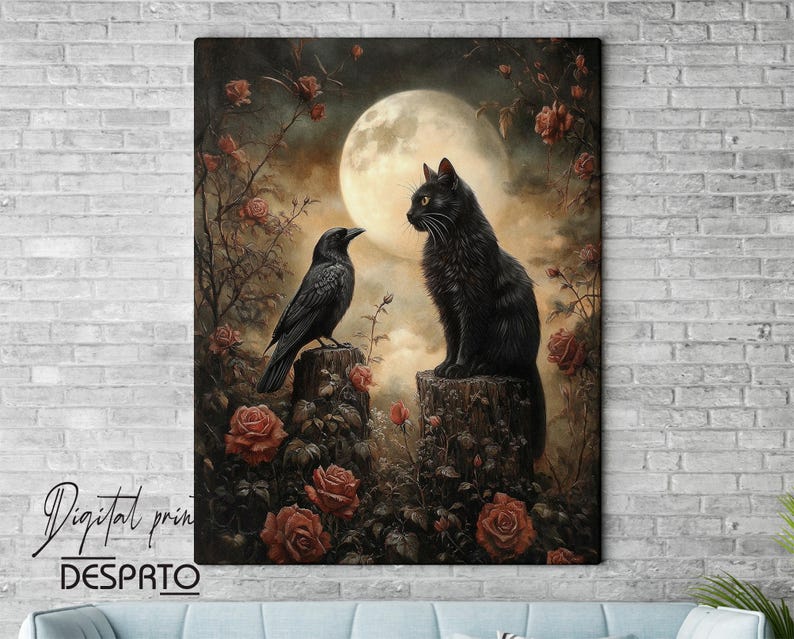 Peut inclure: Impression num&eacute;rique repr&eacute;sentant un chat noir et un corbeau perch&eacute;s sur des souches d'arbres, avec une pleine lune et des roses en arri&egrave;re-plan. L'&oelig;uvre a une esth&eacute;tique gothique vintage avec une palette de couleurs sombre et sombre.