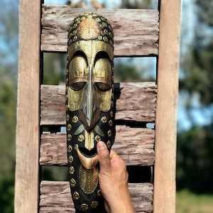 Máscara tribal de latão e madeira feita à mão – Arte africana para pendurar na parede