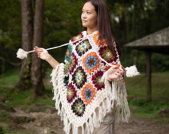 Handknitted Wool Festival Poncho Wrap - Boho Hippie Floral Design - Fait à la main - Chaud et élégant - Taille libre - Détails pompon et pom pom