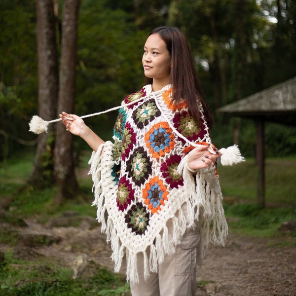 Handknitted Wool Festival Poncho Wrap - Boho Hippie Floral Design - Fait à la main - Chaud et élégant - Taille libre - Détails pompon et pom pom