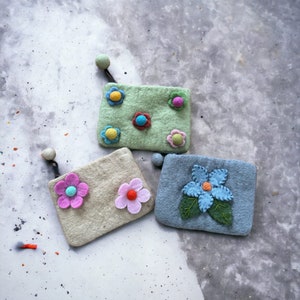 Bolsa de feltro artesanal com zíper e design de flores - 100 lãs, comércio justo, várias cores disponíveis - ótima ideia de presente