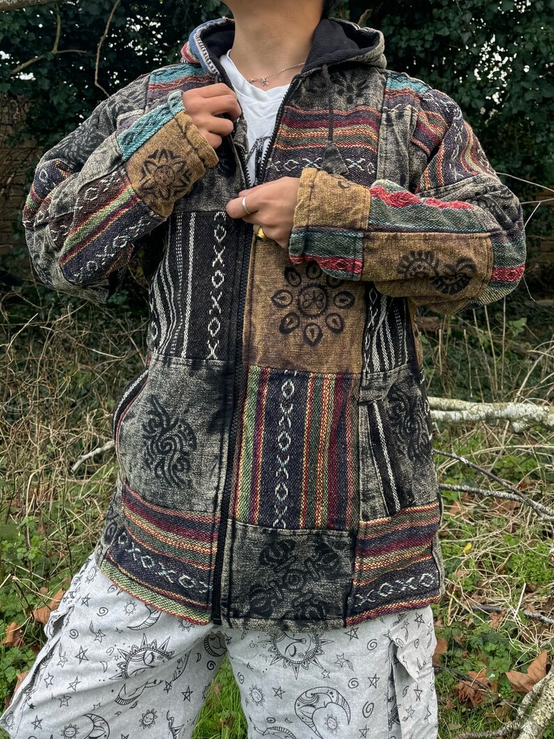 Veste hippie hiver unisexe Patchwork Veste à patchs avec intérieur en polaire Veste de festival Respectueux de l'environnement Bohème Sweat à capuche zippé Gris