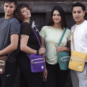 Sac à bandoulière en coton fait main avec bandoulière réglable et trois compartiments zippés