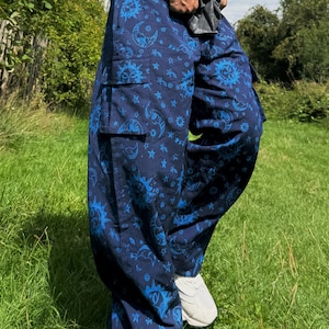 Unisex Hippie-Hose mit Sonne- und Mondmuster: Umweltfreundliche Festivalhose aus Baumwolle