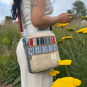 Mini sac bohème en chanvre - Porte-monnaie bohème à 5 poches - Fait main et respectueux de l'environnement - Pour les festivals et un usage quotidien - Cadeaux pour elle - Sac à bandoulière