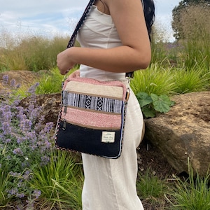 Mini sac bohème en chanvre - Porte-monnaie bohème à 5 poches - Fait main et respectueux de l'environnement - Pour les festivals et un usage quotidien - Cadeaux pour elle - Sac à bandoulière
