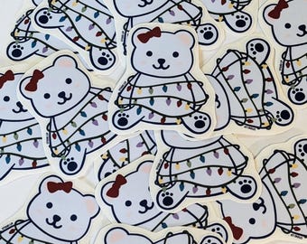 Sticker ours emballé dans des lumières de Noël pour ordinateurs portables, bouteilles d'eau, journaux, agendas