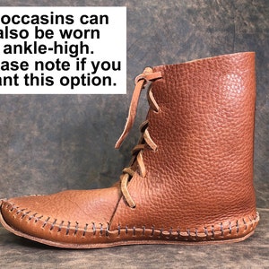 Peut inclure: Mocassins en cuir marron avec lacets. Les mocassins peuvent &ecirc;tre port&eacute;s &agrave; la cheville. "Moccasins can also be worn ankle-high. Please note if you want this option."