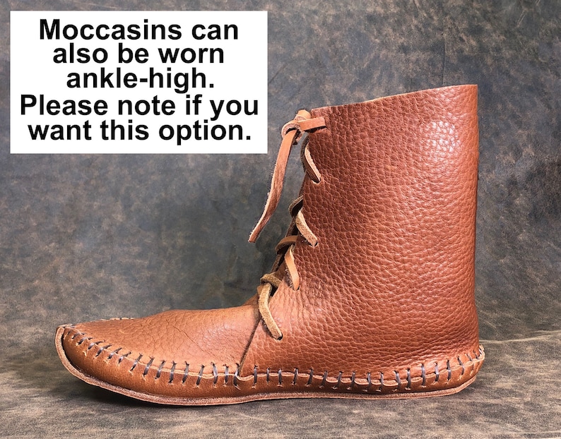 Peut inclure: Mocassins en cuir marron avec lacets. Les mocassins peuvent &ecirc;tre port&eacute;s &agrave; la cheville. "Moccasins can also be worn ankle-high. Please note if you want this option."