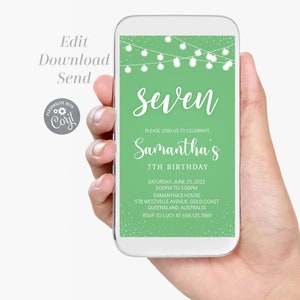 Peut inclure: Une invitation d'anniversaire imprimable verte et blanche avec des guirlandes lumineuses et le texte "Seven" et "Samantha's 7th Birthday". L'invitation comprend la date, l'heure, le lieu et les informations RSVP.