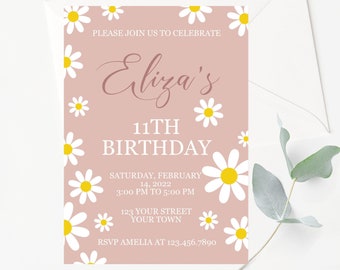 Peut inclure: Invitation d'anniversaire rose avec un motif de marguerites. L'invitation indique "Veuillez vous joindre à nous pour célébrer le 11e anniversaire d'Eliza. Samedi 14 février 2022, de 15h00 à 17h00, 123 Your Street, Your Town. RSVP Amelia au 123.456.7890"