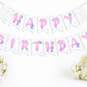 Peut inclure: Une bannière blanche avec les mots "Happy Birthday" en lettres d'aquarelle rose et violette. Les lettres sont soulignées de blanc et ont une texture de bulle. La bannière est décorée de petites bulles blanches et bleues.
