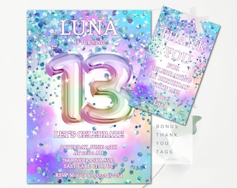 Puede incluir: Una invitación de cumpleaños con un fondo de arcoíris y purpurina. La invitación dice "Luna cumple 13 años" e incluye los detalles de la fiesta. Se incluye una etiqueta de agradecimiento a juego.