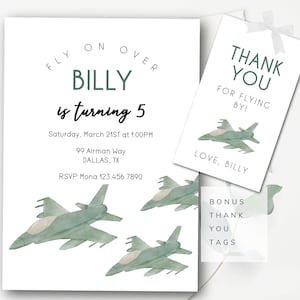 Puede incluir: Invitación a una fiesta de cumpleaños para un niño llamado Billy que cumple cinco años. La invitación presenta un avión verde y el texto "Fly on over Billy is turning 5". La invitación también incluye la fecha, la hora, la dirección y la información de RSVP.