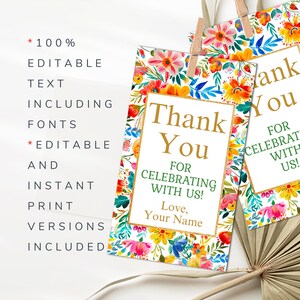 Puede incluir: Dos etiquetas de agradecimiento imprimibles con un dise&ntilde;o floral. El texto en las etiquetas dice "&iexcl;Gracias por celebrar con nosotros!" y "Con cari&ntilde;o, Tu nombre".