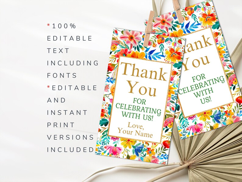 Puede incluir: Dos etiquetas de agradecimiento imprimibles con un dise&ntilde;o floral. El texto en las etiquetas dice "&iexcl;Gracias por celebrar con nosotros!" y "Con cari&ntilde;o, Tu nombre".