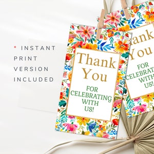 Puede incluir: Dos etiquetas de agradecimiento imprimibles con un dise&ntilde;o floral. El texto en las etiquetas dice "Gracias por celebrar con nosotros!"