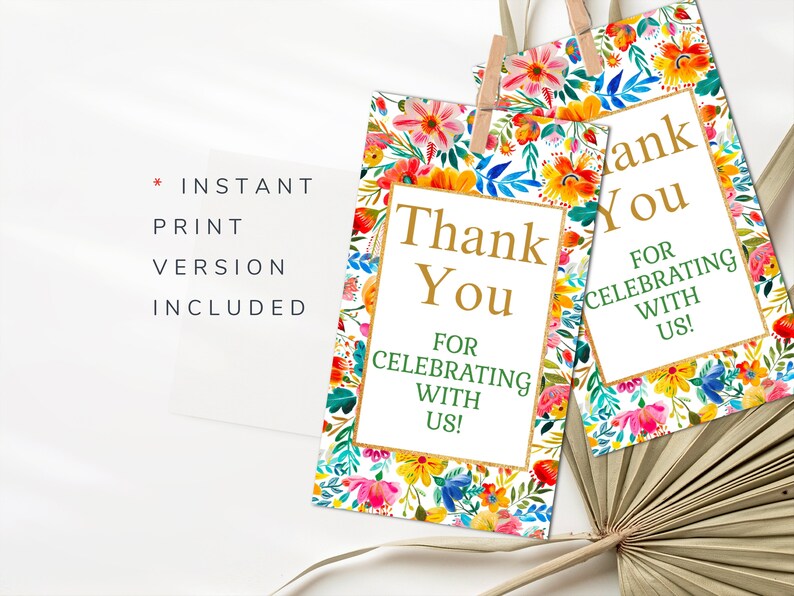 Puede incluir: Dos etiquetas de agradecimiento imprimibles con un dise&ntilde;o floral. El texto en las etiquetas dice "Gracias por celebrar con nosotros!"