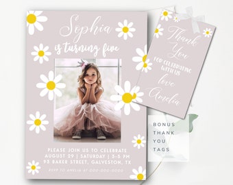 Peut inclure: Une invitation violette avec des marguerites blanches et une photo d'une fille en robe rose. Le texte indique "Sophia a cinq ans" et comprend des détails pour une fête d'anniversaire. Une étiquette de remerciement assortie est incluse avec le texte "Merci de célébrer avec nous, avec amour Amelia".