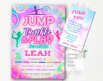 Könnte beinhalten: Eine rosa und blaue Einladung mit einem Regenbogenhintergrund und Sternen. Der Text lautet "Jump Tumble & Play Let's Celebrate Leah Turning 6" mit einem Datum und RSVP-Informationen. Die Einladung enthält ein Bonus-Dankeschön-Etikett.