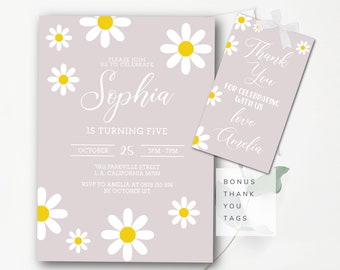 Peut inclure: Une invitation de couleur lilas pâle avec des marguerites blanches et le texte "Veuillez vous joindre à nous pour célébrer Sophia qui a cinq ans. Le 25 octobre, de 15h à 19h. 7821 Parkville Street, LA, Californie 56789. Veuillez contacter Amelia au 0978 153 974 avant le 1er octobre."