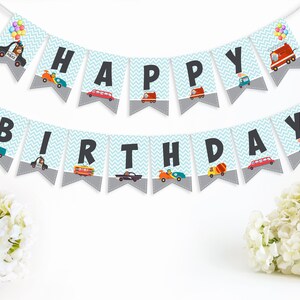 Peut inclure: Une bannière bleue et grise avec les mots "Happy Birthday" en lettres noires. Chaque lettre est sur une bannière séparée avec un véhicule de dessin animé différent. Les bannières sont reliées entre elles par une ficelle blanche.