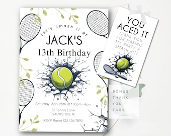Puede incluir: Una invitación de cumpleaños con temática de tenis con una pelota de tenis rompiendo una pared agrietada. La invitación dice "Let's smash it at Jack's 13th Birthday" e incluye detalles para la fiesta. También incluye una etiqueta de agradecimiento adicional que dice "You Aced It" con una pelota de tenis y una raqueta.