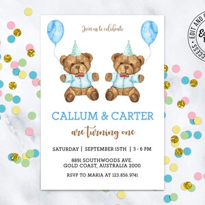 K&ouml;nnte beinhalten: Eine blaue und wei&szlig;e Einladung mit einer Aquarell-Illustration von zwei Teddyb&auml;ren, die blaue Hemden und Fliegen tragen. Der Text lautet "Feiern Sie mit uns Callum & Carter, die ein Jahr alt werden. Samstag | 15. September | 15:00 - 18:00 Uhr. 8891 Southwoods Ave. Gold Coast, Australien 2000. RSVP an Maria unter 123.856.9741."