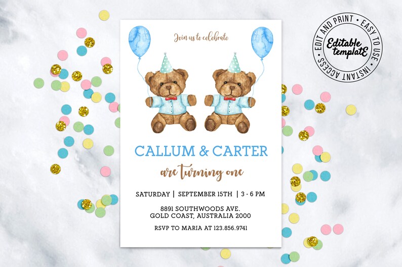 K&ouml;nnte beinhalten: Eine blaue und wei&szlig;e Einladung mit einer Aquarell-Illustration von zwei Teddyb&auml;ren, die blaue Hemden und Fliegen tragen. Der Text lautet "Feiern Sie mit uns Callum & Carter, die ein Jahr alt werden. Samstag | 15. September | 15:00 - 18:00 Uhr. 8891 Southwoods Ave. Gold Coast, Australien 2000. RSVP an Maria unter 123.856.9741."