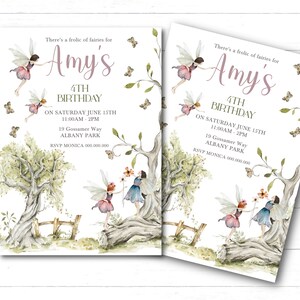 Puede incluir: Una invitaci&oacute;n de cumplea&ntilde;os con tem&aacute;tica de hadas para el 4&ordm; cumplea&ntilde;os de Amy. La invitaci&oacute;n presenta una ilustraci&oacute;n de acuarela de hadas en un entorno de bosque caprichoso con mariposas y flores. El texto dice "There's a frolic of fairies for Amy's 4th Birthday on Saturday June 15th 11:00am - 2pm 19 Gossamer Way Albany Park RSVP Monica 000.000.000".