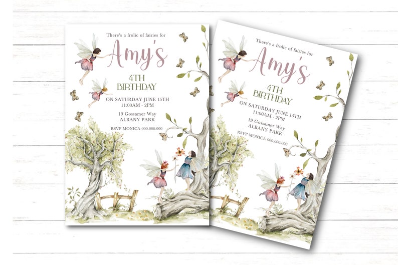Puede incluir: Una invitaci&oacute;n de cumplea&ntilde;os con tem&aacute;tica de hadas para el 4&ordm; cumplea&ntilde;os de Amy. La invitaci&oacute;n presenta una ilustraci&oacute;n de acuarela de hadas en un entorno de bosque caprichoso con mariposas y flores. El texto dice "There's a frolic of fairies for Amy's 4th Birthday on Saturday June 15th 11:00am - 2pm 19 Gossamer Way Albany Park RSVP Monica 000.000.000".