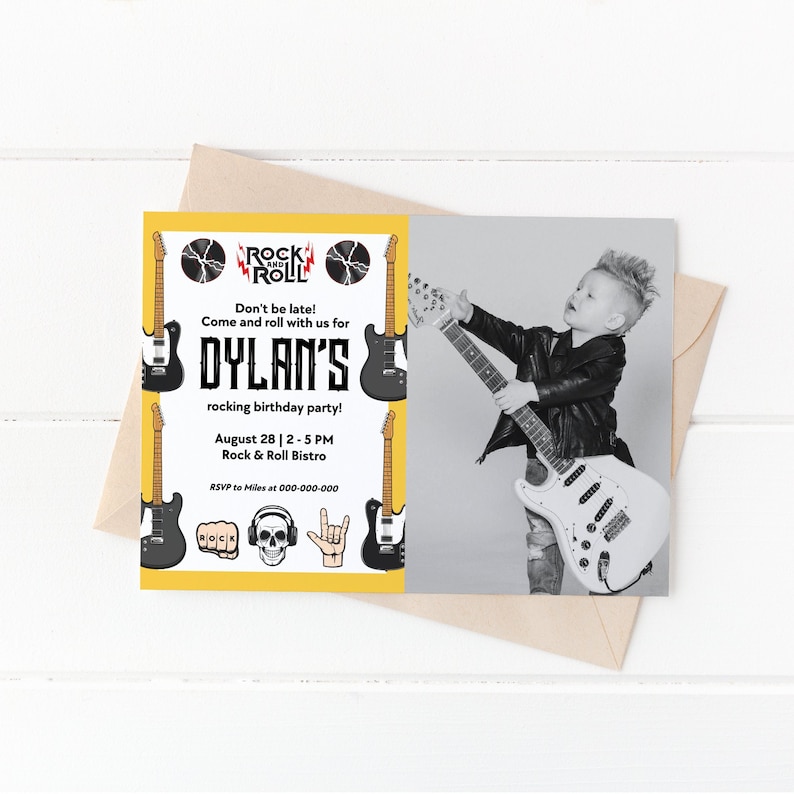 Pode incluir: Um convite de festa de anivers&aacute;rio amarelo e branco com uma ilustra&ccedil;&atilde;o em preto e branco de um viol&atilde;o e o texto "Rock and Roll". O convite &eacute; para a festa de anivers&aacute;rio do Dylan e inclui a data, a hora e o local da festa. Uma foto de uma crian&ccedil;a segurando um viol&atilde;o est&aacute; no fundo.