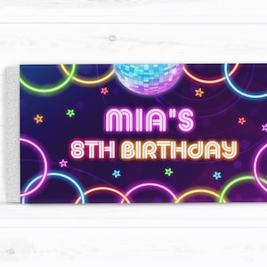 Puede incluir: Un recuerdo de fiesta rectangular con un tema de discoteca de ne&oacute;n. El dise&ntilde;o presenta una bola de discoteca, c&iacute;rculos de ne&oacute;n, estrellas y el texto "MIA'S 5TH BIRTHDAY" en colores ne&oacute;n brillantes sobre un fondo azul oscuro. Los bordes tienen un efecto de purpurina plateada.