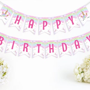 Peut inclure: Une bannière d'anniversaire licorne rose et bleue avec des paillettes dorées. La bannière dit "Joyeux anniversaire".