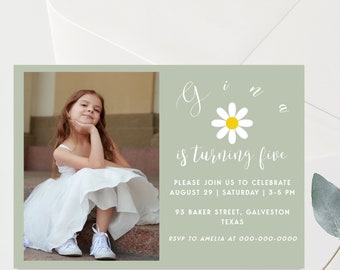 Peut inclure: Une invitation d'anniversaire verte et blanche avec une photo d'une fille en robe blanche. L'invitation indique "G a cinq ans" et comprend la date, l'heure et le lieu de la fête. Les informations de RSVP sont également incluses.