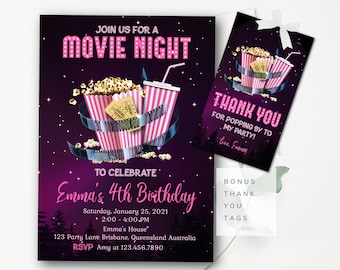 以下が含まれることがあります： ポップコーンとドリンクが描かれたピンクとブラックの映画の夜パーティー招待状。招待状には「エマの4歳の誕生日を祝う映画の夜にご参加ください」と書かれています。