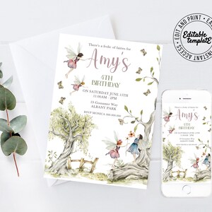 Puede incluir: Una invitaci&oacute;n imprimible para una fiesta de cumplea&ntilde;os de 4 a&ntilde;os con tem&aacute;tica de hadas. La invitaci&oacute;n presenta una ilustraci&oacute;n caprichosa de hadas en un entorno de bosque con un esquema de color verde claro, marr&oacute;n y blanco. El texto de la invitaci&oacute;n dice: "There's a frolic of fairies for Amy's 4th Birthday on Saturday June 15th 11:00am-2pm 19 Gossamer Way Albany Park RSVP Monica 000.000.000".