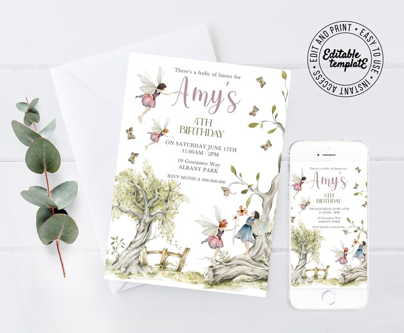 Puede incluir: Una invitaci&oacute;n imprimible para una fiesta de cumplea&ntilde;os de 4 a&ntilde;os con tem&aacute;tica de hadas. La invitaci&oacute;n presenta una ilustraci&oacute;n caprichosa de hadas en un entorno de bosque con un esquema de color verde claro, marr&oacute;n y blanco. El texto de la invitaci&oacute;n dice: "There's a frolic of fairies for Amy's 4th Birthday on Saturday June 15th 11:00am-2pm 19 Gossamer Way Albany Park RSVP Monica 000.000.000".