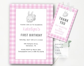 Pode incluir: Convite de aniversário com padrão xadrez rosa e branco com uma ilustração de um coelho cinza. O convite diz "Por favor, junte-se a nós para celebrar o primeiro aniversário de Katelyn" com os detalhes do evento. Também inclui uma etiqueta de agradecimento com uma ilustração de um coelho cinza e o texto "Obrigado por tornar meu aniversário especial!"