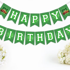 Peut inclure: Bannière verte et blanche avec les mots "Happy Birthday" dessus. La bannière a un thème de football avec des rayures vertes et blanches et des joueurs de football aux extrémités.