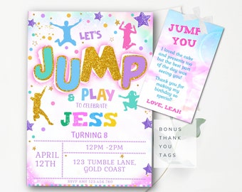 Könnte beinhalten: Eine rosafarbene und violette Geburtstagseinladung mit goldfarbenem Glitzertext, auf der "Let's Jump & Play to Celebrate Jess Turning 8" steht. Die Einladung hat einen Aquarellhintergrund mit Sternen und einem Regenbogen-Farbschema. Das Datum ist der 12. April, die Zeit ist von 12:00 bis 14:00 Uhr, und der Ort ist 123 Tumble Lane, Gold Coast. Die RSVP-Nummer ist 123.456.780. Es ist ein Bonus-Dankeschön-Tag enthalten.