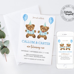 K&ouml;nnte beinhalten: Blaue und braune Teddyb&auml;r-Einladung zum ersten Geburtstag mit einem blauen Ballon und dem Text "Callum & Carter werden ein Jahr alt" und den Partydetails.