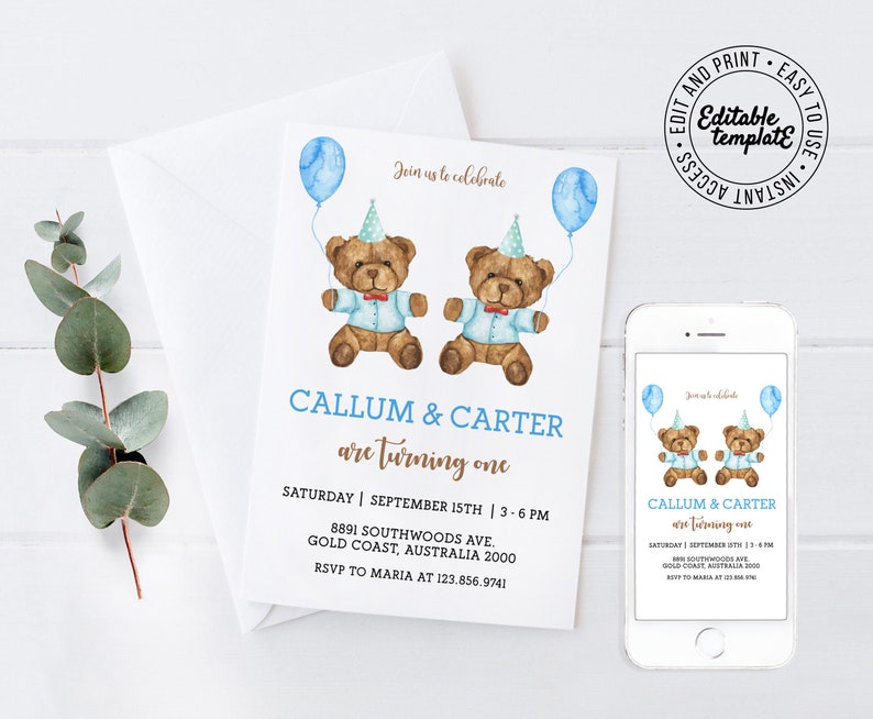 K&ouml;nnte beinhalten: Blaue und braune Teddyb&auml;r-Einladung zum ersten Geburtstag mit einem blauen Ballon und dem Text "Callum & Carter werden ein Jahr alt" und den Partydetails.