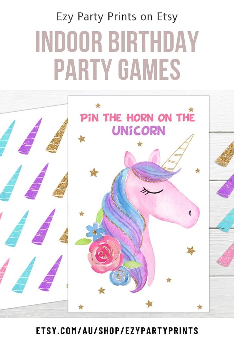 Op de afbeelding: Printbaar spel voor een indoor verjaardagsfeestje. Het spel heet "Pin the Horn on the Unicorn". Het spel bevat een roze eenhoorn met een blauwe en paarse manen en staart. De eenhoorn heeft gouden glitter op zijn manen en staart. Het spel bevat ook een vel met eenhoornhoorns om op de eenhoorn te prikken.