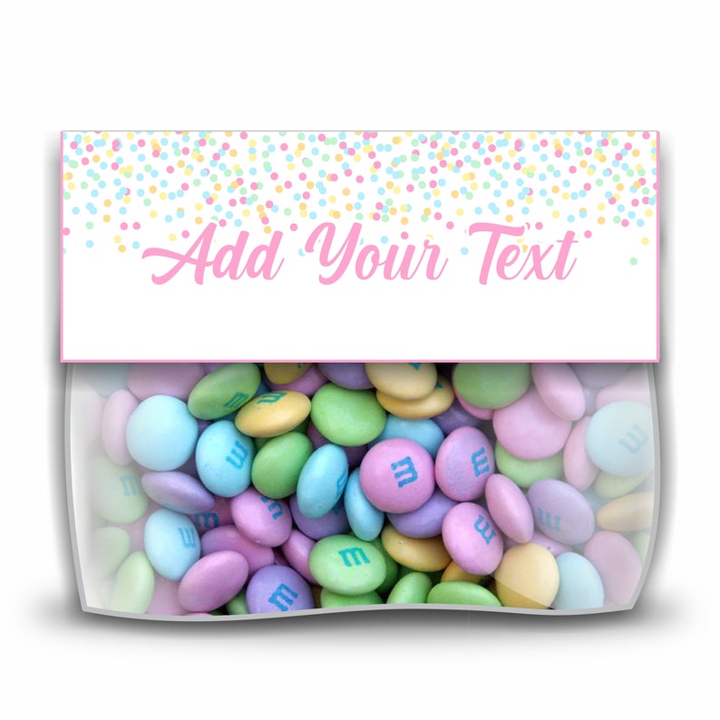 Op de afbeelding: Een transparante plastic zak gevuld met pastelkleurige snoepjes. De snoepjes hebben de letter "m" erop gedrukt. De zak heeft een witte header met de tekst "Add Your Text" in roze en een confetti-ontwerp.